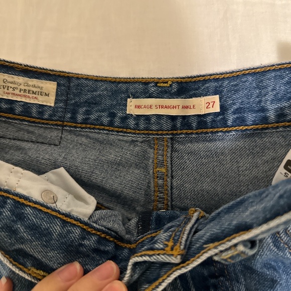 Levi’s distressed Ribcage ankle jeans in straight fit - Picture 3 of 6